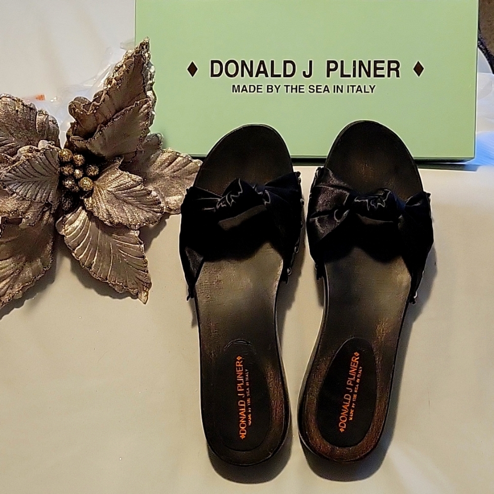 Donald J Pliner Black Satin Knot Wooden Slides / Flats. Size 10M